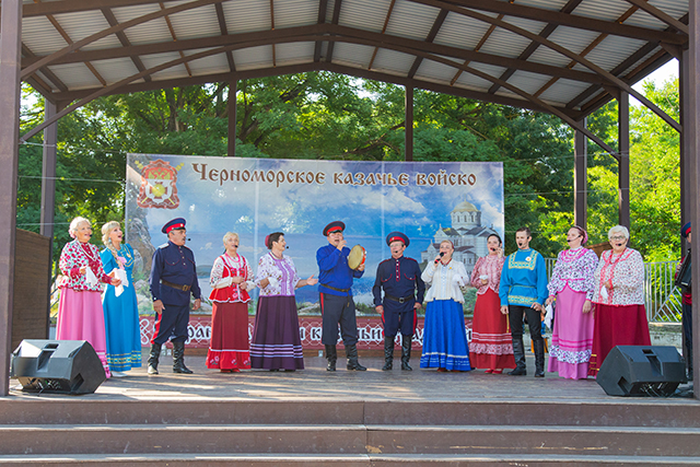 В Керчи прошел фестиваль, посвященный Дню семьи, любви и верности и мастер-класс по казачьей культуре
