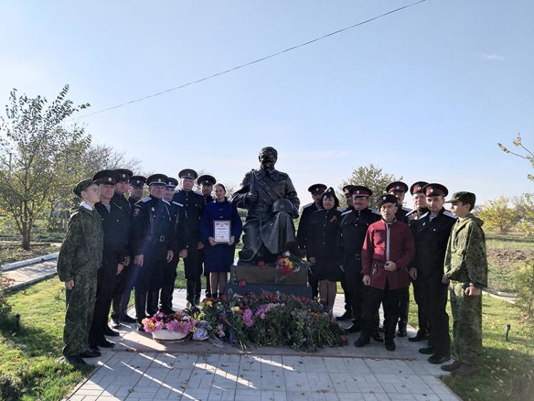 В Советском районе казаки помогли открыть памятник погибшим солдатам