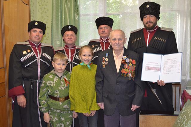 Черноморские казаки поздравили ветерана с Днём Победы!