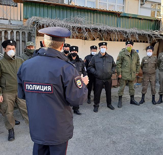 В Ялте черноморские казаки оказывают содействие сотрудникам «Почта Крыма»  