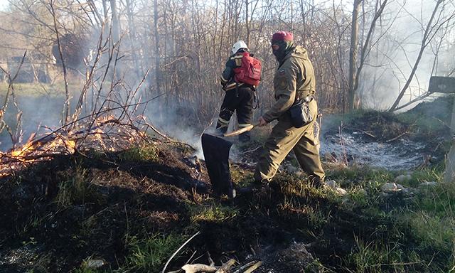 Черноморские казаки совместно с МЧС потушили пожар