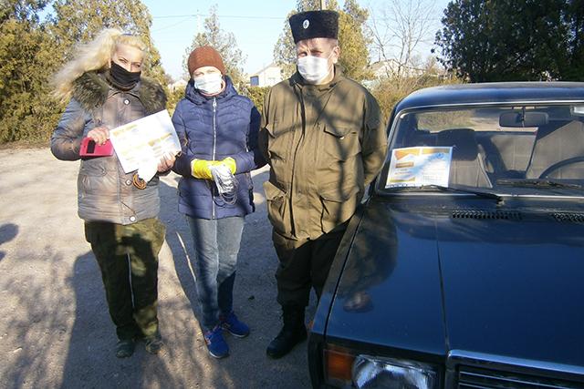 Первомайские казаки выдавали защитные маски местным жителям