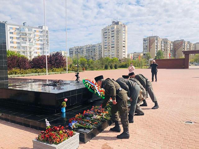 Евпаторийские казаки на День Победы возложили цветы к Вечному огню