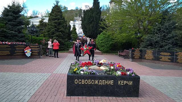 Керченские казаки возложили цветы к памятнику воинам-освободителям