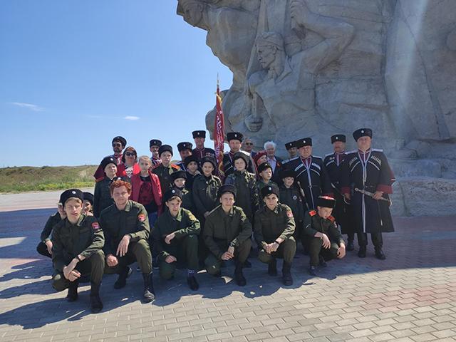 Керченские казаки и кадеты возложили цветы к мемориальному комплексу Героев Аджимушкая