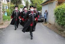 Черноморские казаки Судака поздравили ветеранов торжественным маршем 