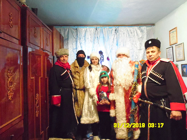 Первомайские казаки поздравили казачьи семьи с Новым Годом и Рождеством!
