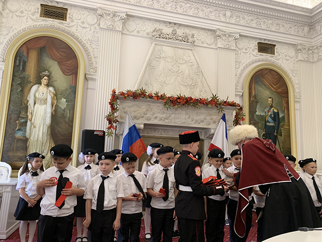 Посвящение в казачата ялтинских первоклассников