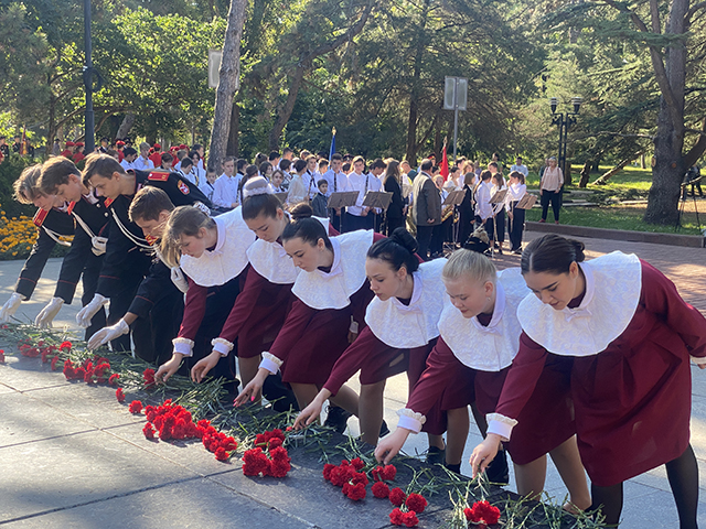 В Симферополе кадеты казачьего класса приняли участие в открытии  «Вахты памяти поколений»  