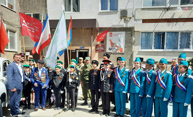 Щелкинские казаки и казачата приняли участие во Всероссийской акции «Парад у дома ветерана»