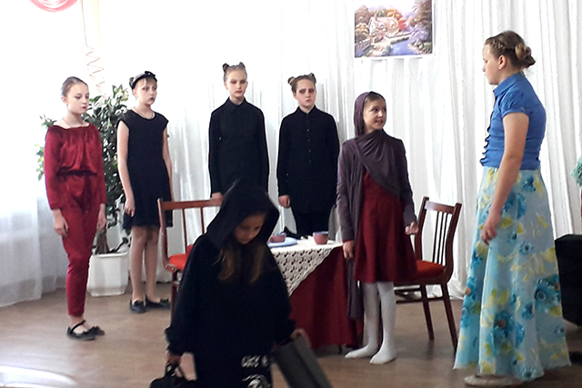 Гимназистки Мариинского класса показали спектакль, поставленный по пьесе Аси Котляр «Дом моего сердца» 