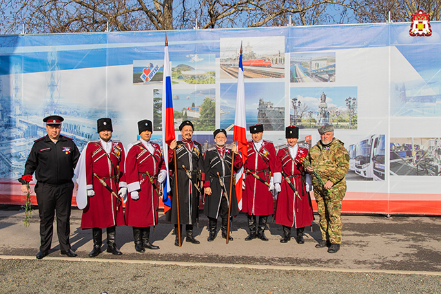Черноморские казаки возложили цветы к памятнику Народного ополчения