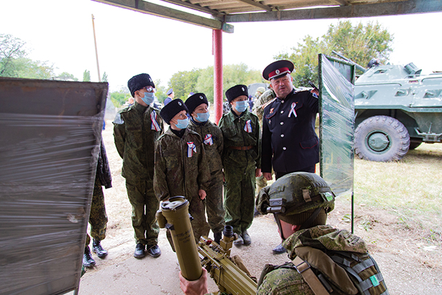  В Крыму завершились военно-спортивные сборы юнармейских и казачьих отрядов