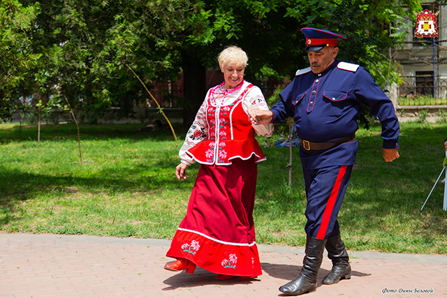 В Симферополе прошел праздничный концерт, посвященный Дню России и в поддержку казаков-добровольцев ЧКВ