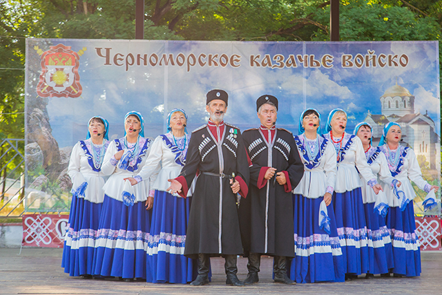 В Керчи прошел фестиваль, посвященный Дню семьи, любви и верности и мастер-класс по казачьей культуре