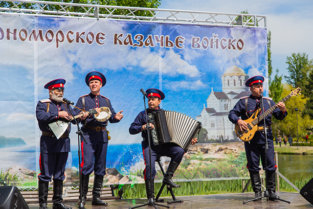 В Крыму прошел праздничный концерт, посвященный Дню Великой Победы и в поддержку казаков-добровольцев 