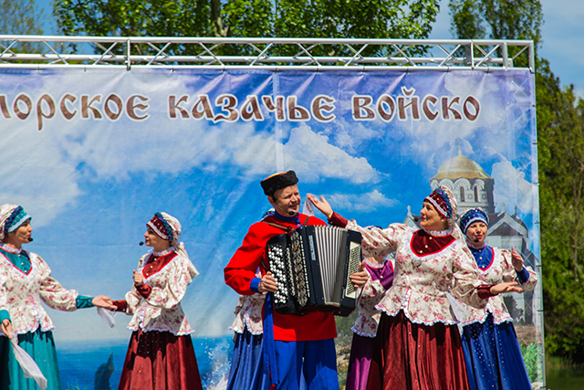 В Крыму прошел праздничный концерт, посвященный Дню Великой Победы и в поддержку казаков-добровольцев 