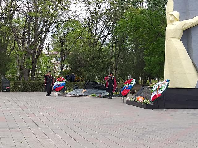 Возложение цветов казаками "Станицы Советской"