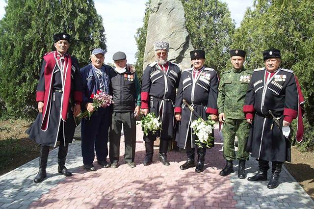 Сакские казаки на День Победы возложили цветы к памятнику погибшим героям 