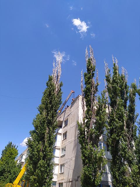 Казаки ХКО «Хутор Воинский» провели работы по предотвращению падения блоков с аварийного здания  