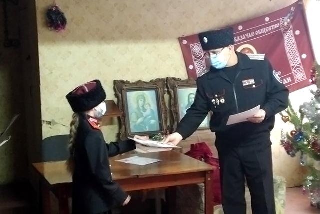 Атаман СКО «Станица Щёлкинская» вручил казачатам подарки
