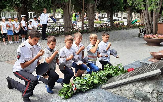 В День памяти и скорби черноморские казаки и казачата Симеиза возложили цветы в память о погибших