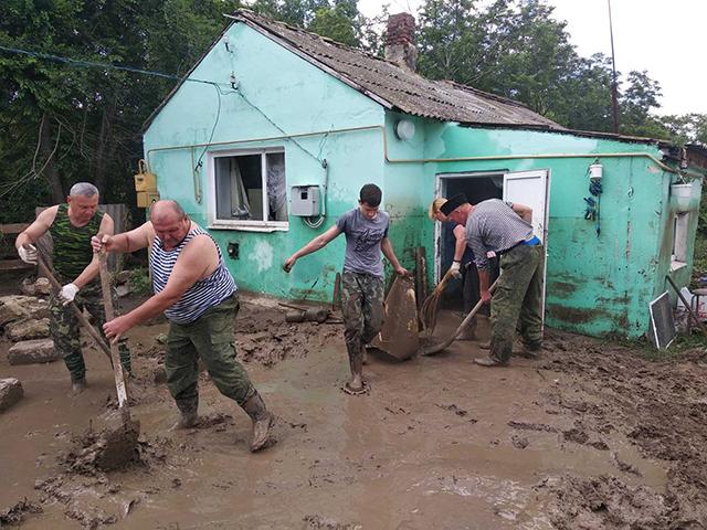 Казаки-черноморцы пришли на помощь местным жителям с. Приозёрное, пострадавшим  от наводнения  