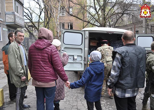 Казаки-добровольцы Черноморского казачьего войска оказывают помощь местным жителям Мариуполя