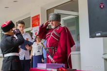 Торжественное вручение погон Атаманом Крымского ОКО  кадетам казачьего класса