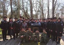 Крымские казаки совместно с Народным ополчением подарили своему поселку памятный знак
