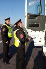 Керченские казаки совместно с работниками ГИБДД проводят контроль за прибывающим на полуостров автотранспортом
