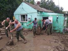 Казаки-черноморцы пришли на помощь местным жителям с. Приозёрное, пострадавшим  от наводнения  