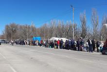Казаки-черноморцы оказывают помощь прибывающим беженцам в Крым