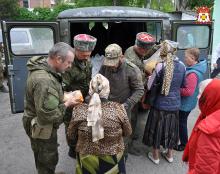 Казаки-добровольцы ЧКВ доставляют гумпомощь нуждающимся жителям